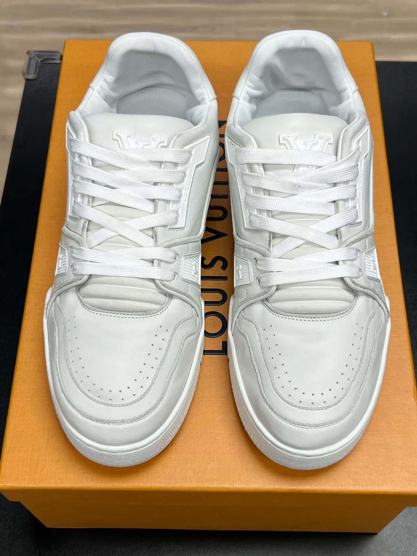 Louis Vuitton LV Trainer Soft Leather Distressed White UK6 (40) Size US 7 / EU 40 - 3 Thumbnail
