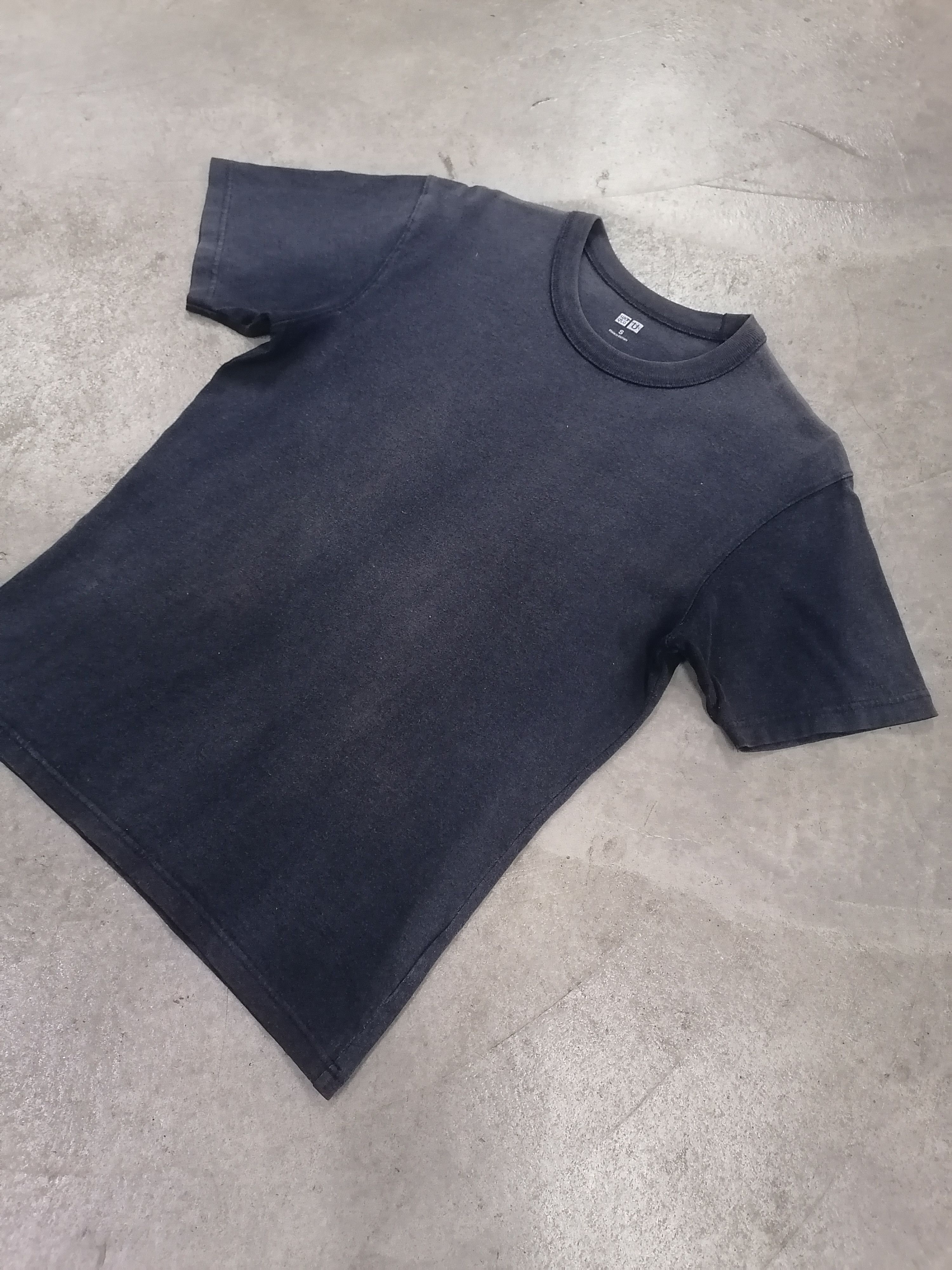 Japanese Brand Trashed Faded Uniqlo Blue Tee Size US S / EU 44-46 / 1 - 2 Thumbnail