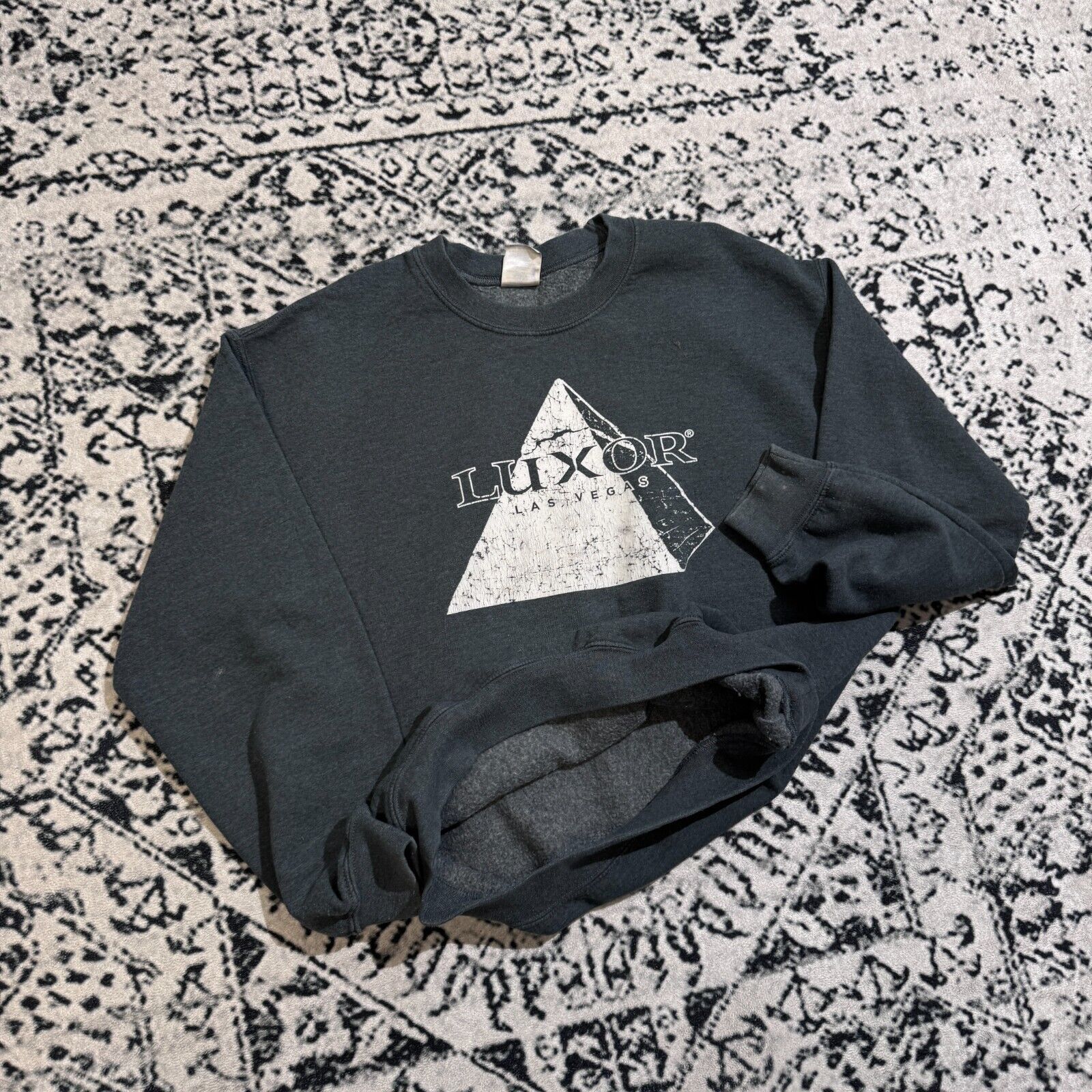 Vintage Vintage Unisex Gray Cotton Crewneck Size S Luxor Casino 90s Size US S / EU 44-46 / 1 - 7 Thumbnail