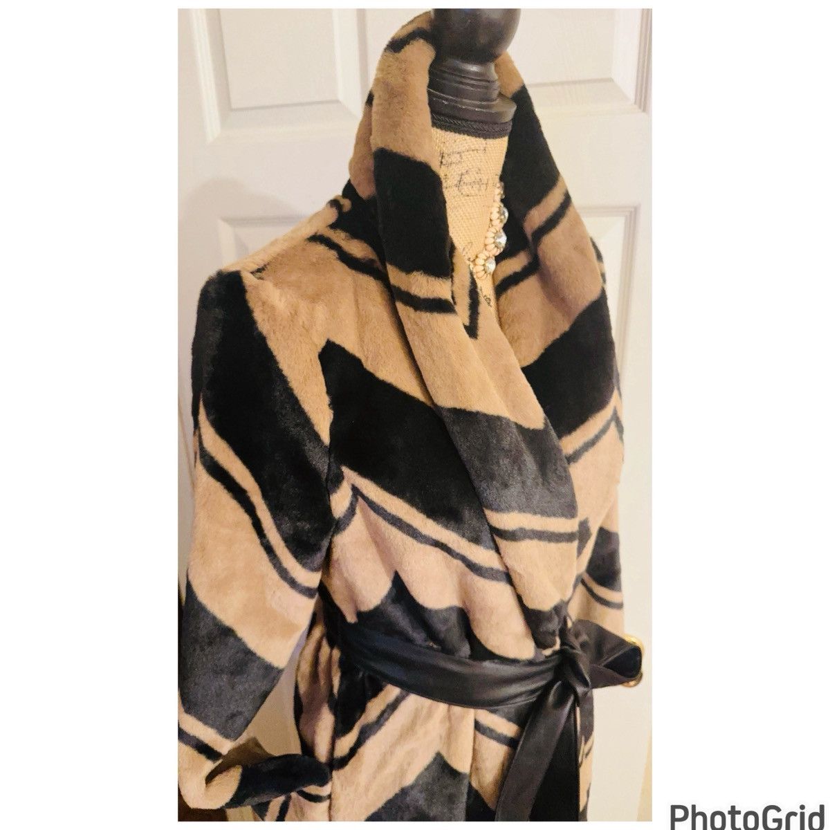 Banana Republic Banana Republic Faux Fur Coat with Leather Belt Size S / US 4 / IT 40 - 6 Thumbnail
