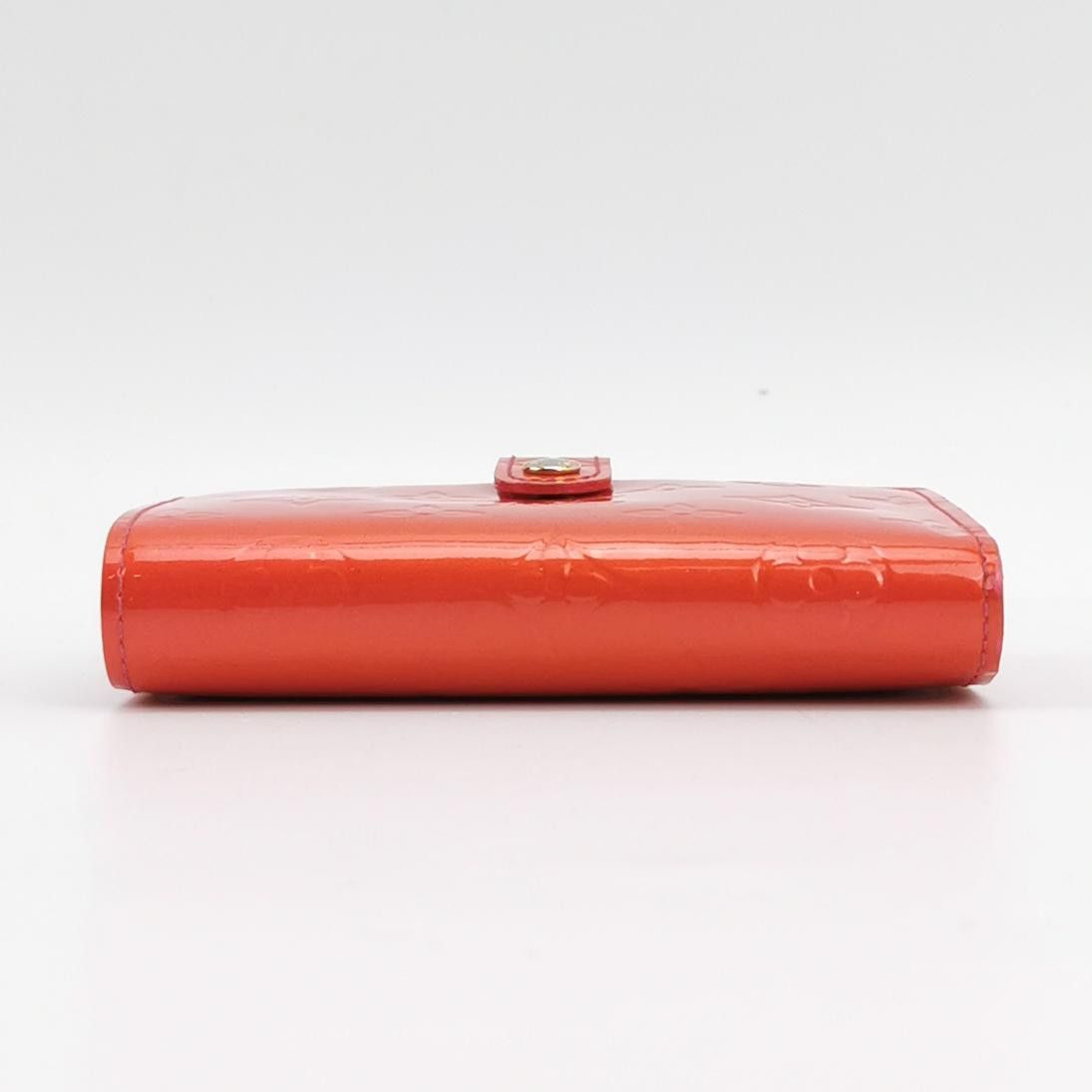 Louis Vuitton Louis Vuitton (LV) patent leather snap embossed print walle Size ONE SIZE - 3 Thumbnail