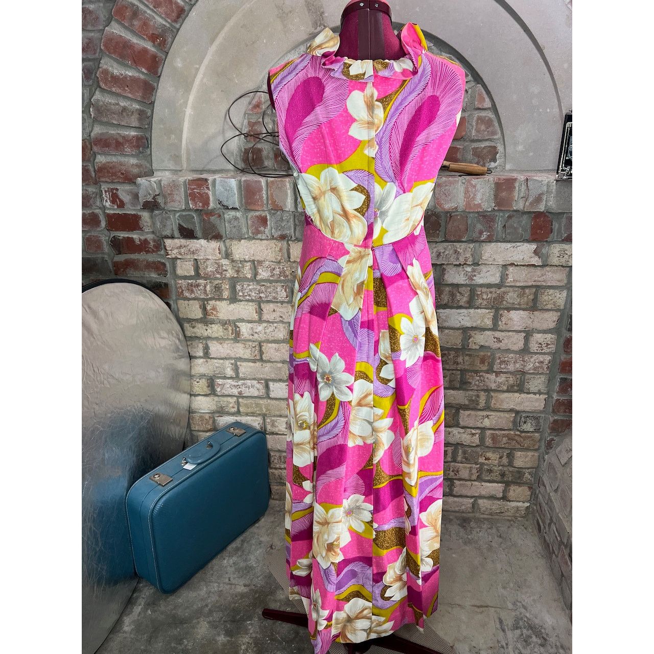 Vintage dress Hawaiian 1960s ruffle floral bright pink purple gold Size XS / US 0-2 / IT 36-38 - 4 Thumbnail