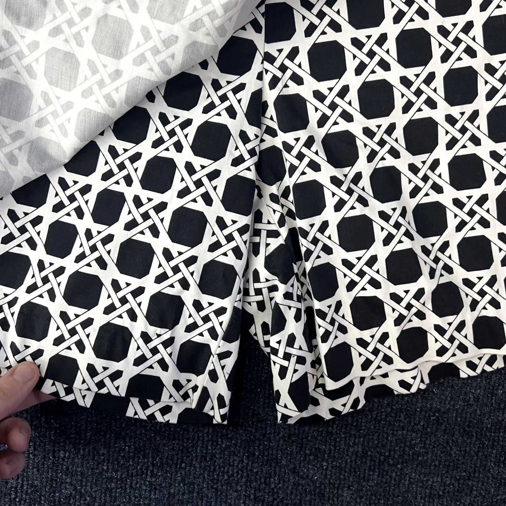 White House Black Market White House Black Market Shorts Womens 6 Black Geometric Wrap Skort Casual Adults Women Size 28" / US 6 / IT 42 - 3 Thumbnail