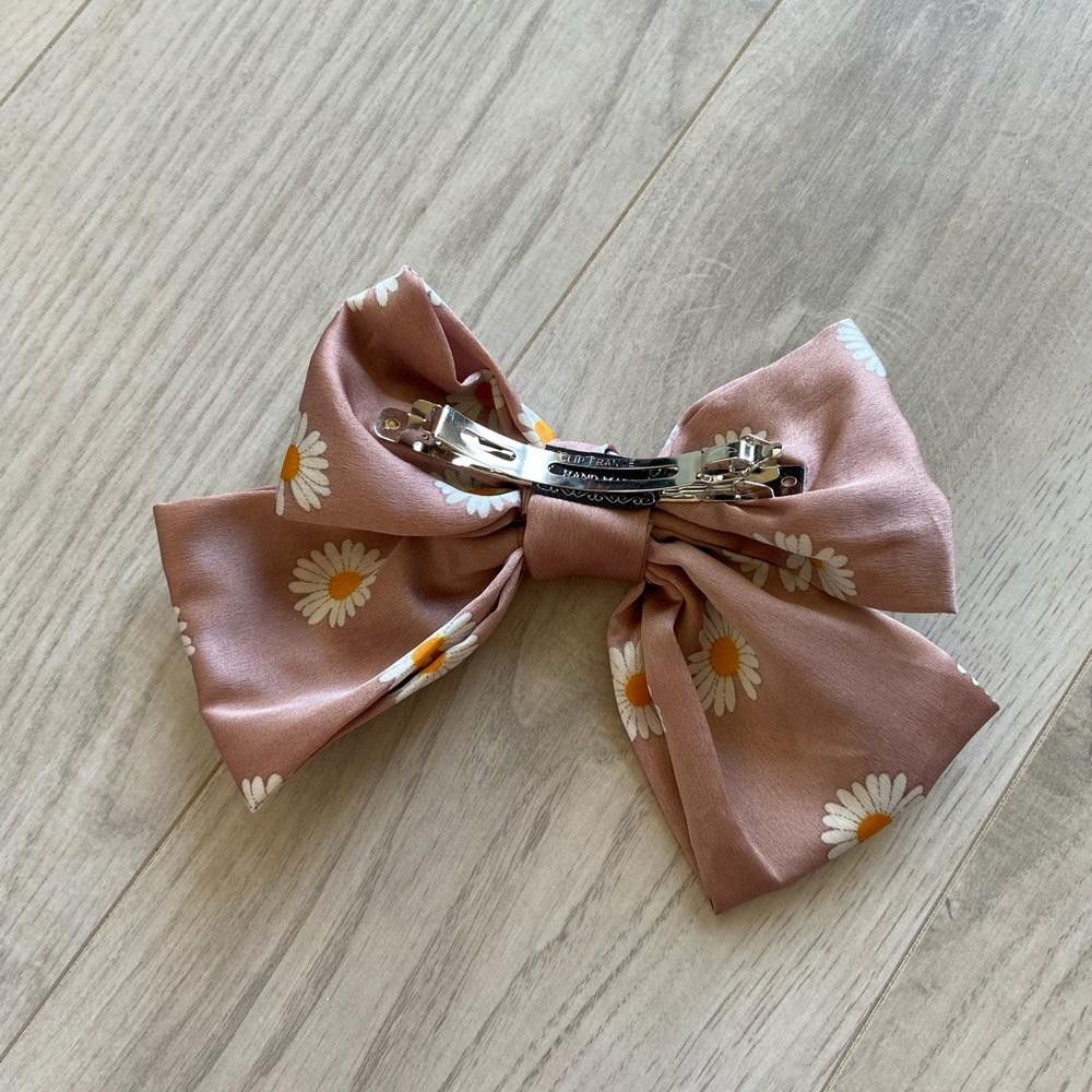 Forever 21 Forever 21 Oversized Floral Bow with Clip Size ONE SIZE - 4 Thumbnail