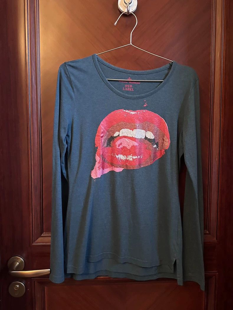 Vivienne Westwood Vivienne Westwood size 3 Purple red lips long sleeves T-shi Size M / US 6-8 / IT 42-44 - 1 Thumbnail