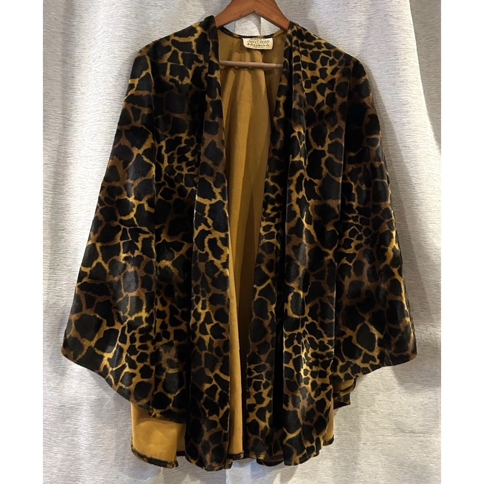 Velour VINTAGE Kathleen For Sweet Herb Velour Poncho Cape Giraffe One Size 1980s Brown Polyester Coat Eveningwear Womens Size ONE SIZE - 2 Thumbnail