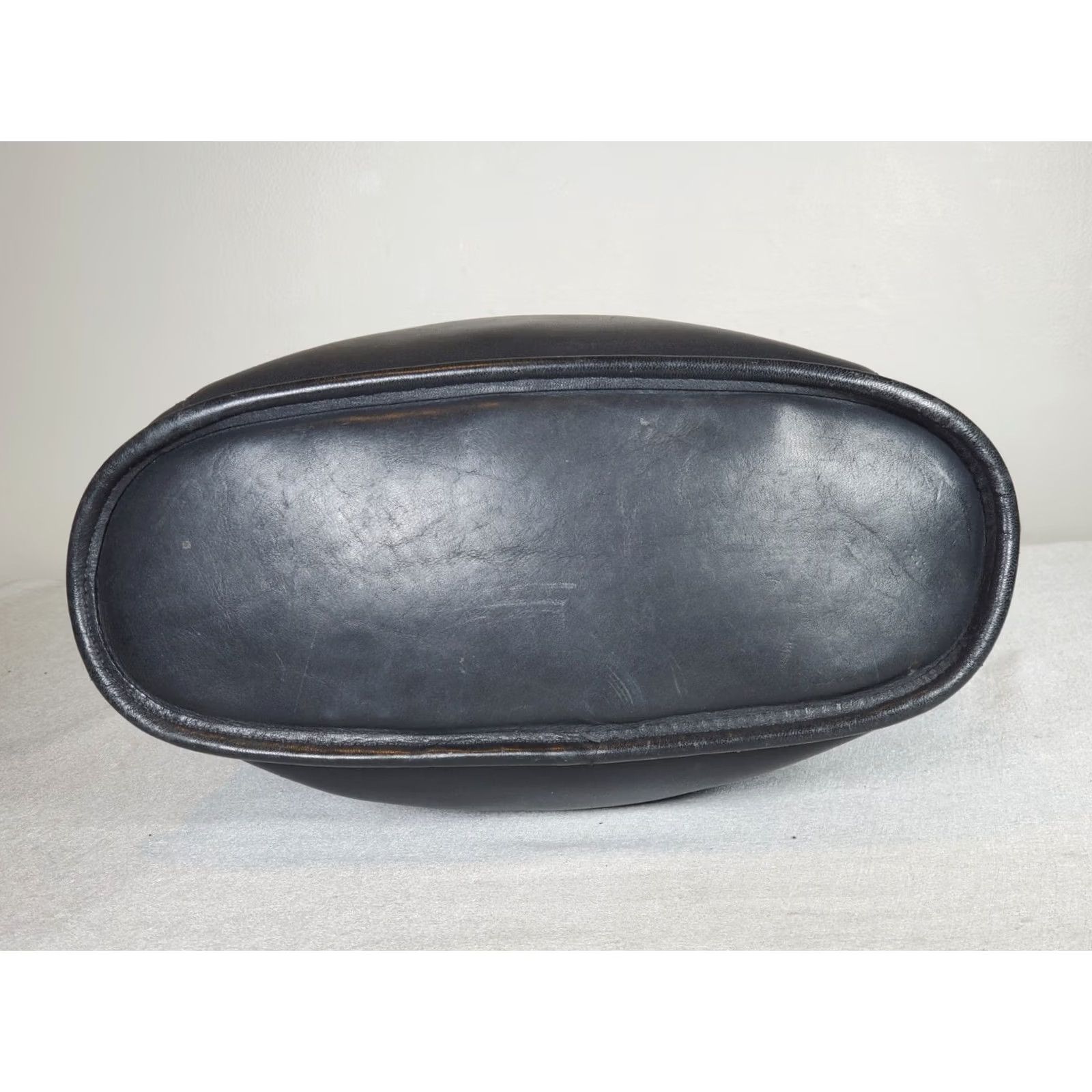 Coach VINTAGE Coach Slim Duffle Sac Shoulder Bag Black Leather Zip Top Outside Slip Pocket Women's Medium 90s Classic Size M / US 6-8 / IT 42-44 - 6 Thumbnail