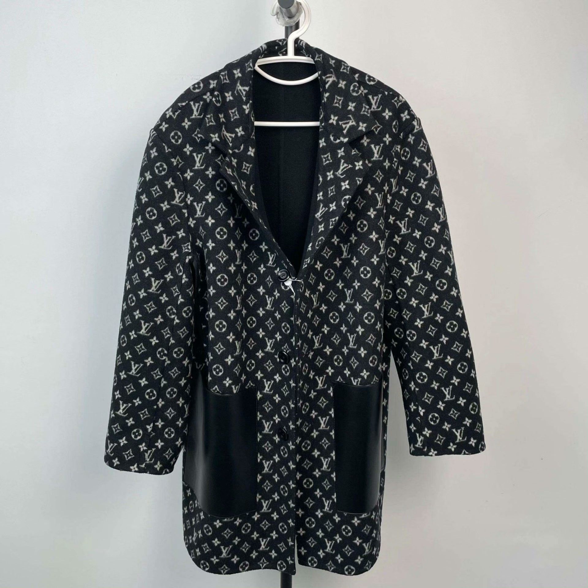 Louis Vuitton Louis Vuitton Black Heavy Coat 40 Men Size US M / EU 48-50 / 2 - 1 Thumbnail