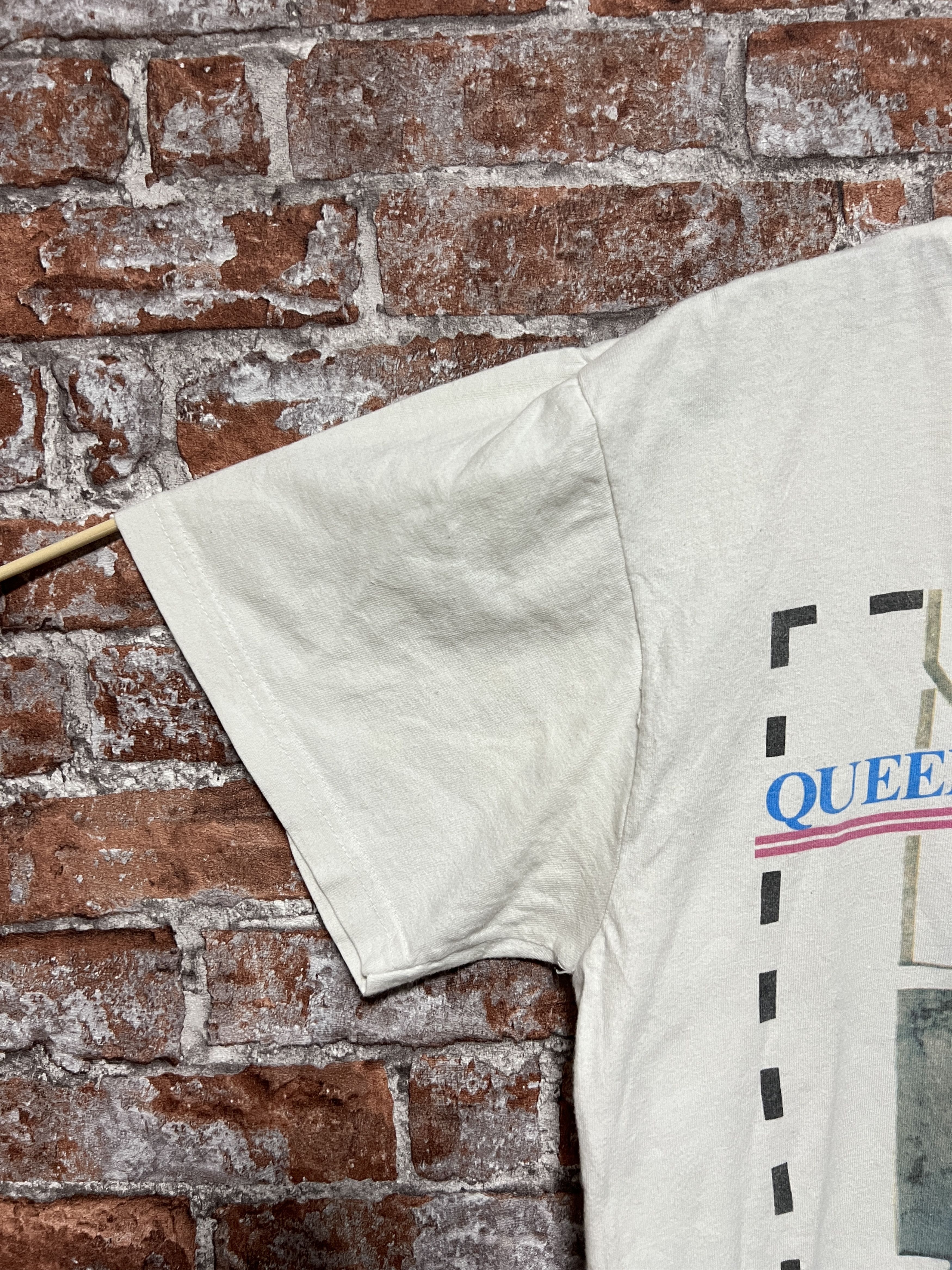 Band Tees Vintage 80s Queen Rare Rock Band T-shirt Size US L / EU 52-54 / 3 - 4 Thumbnail