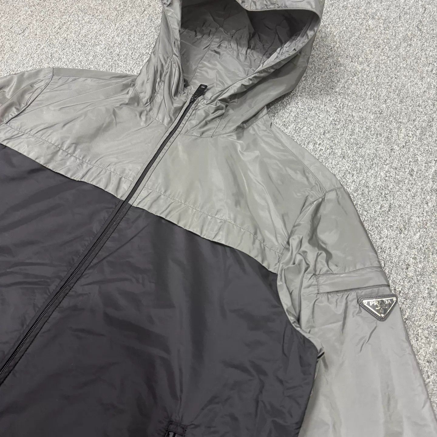 Prada Prada black gray triangle logo nylon jacket 52 Size US L / EU 52-54 / 3 - 3 Thumbnail