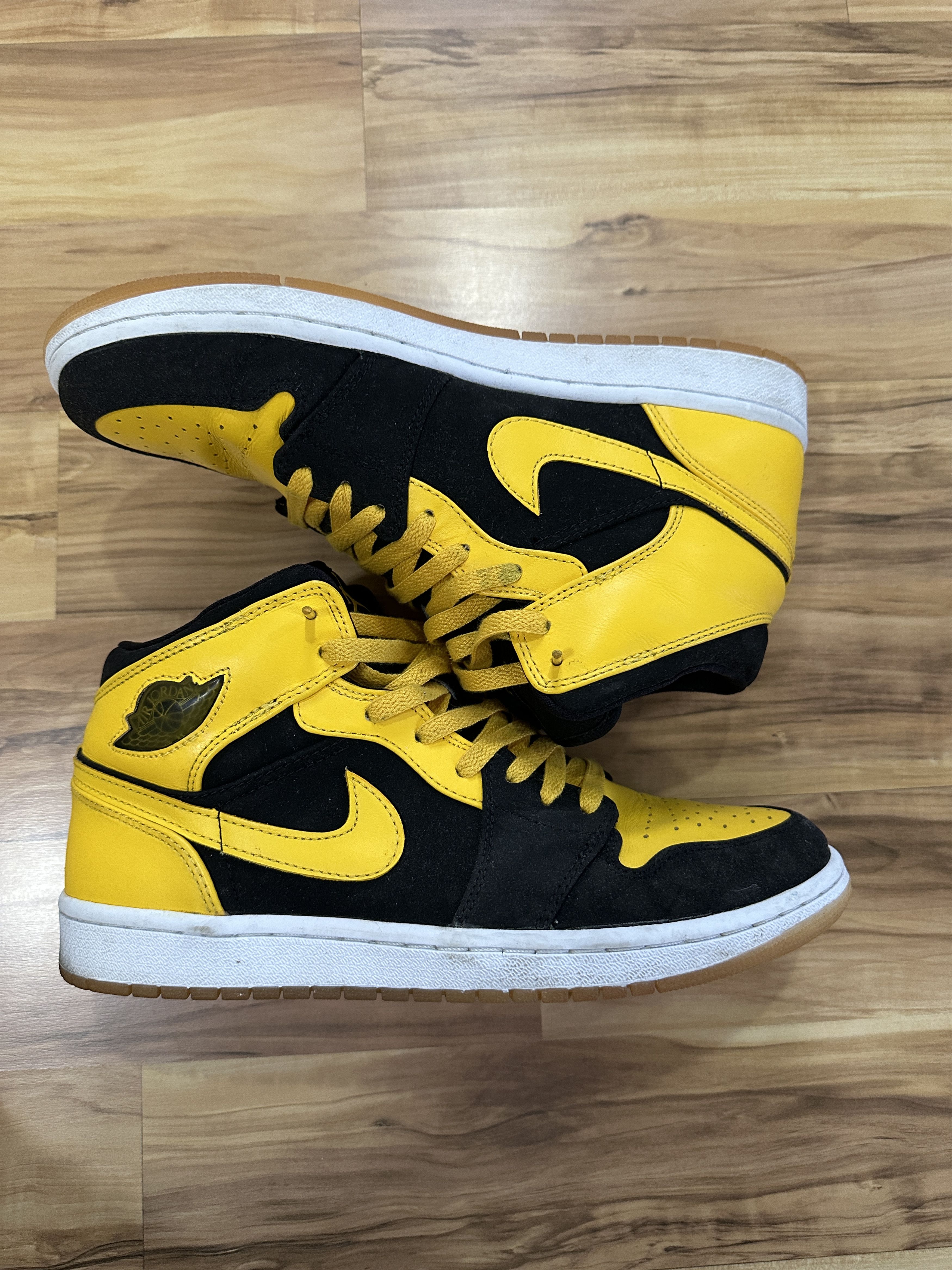 Jordan Brand Jordan 1 Mid "New Love" Size 10 Size US 10 / EU 43 - 3 Thumbnail