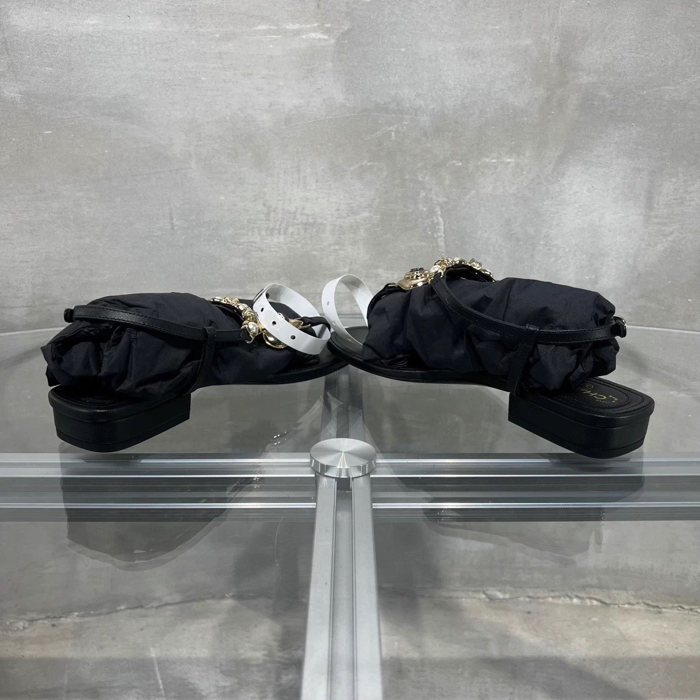 Chanel Chanel Gemstone Heart Pearl Black Flat Sandals 37.5 Size US 6.5 / IT 36.5 - 5 Thumbnail