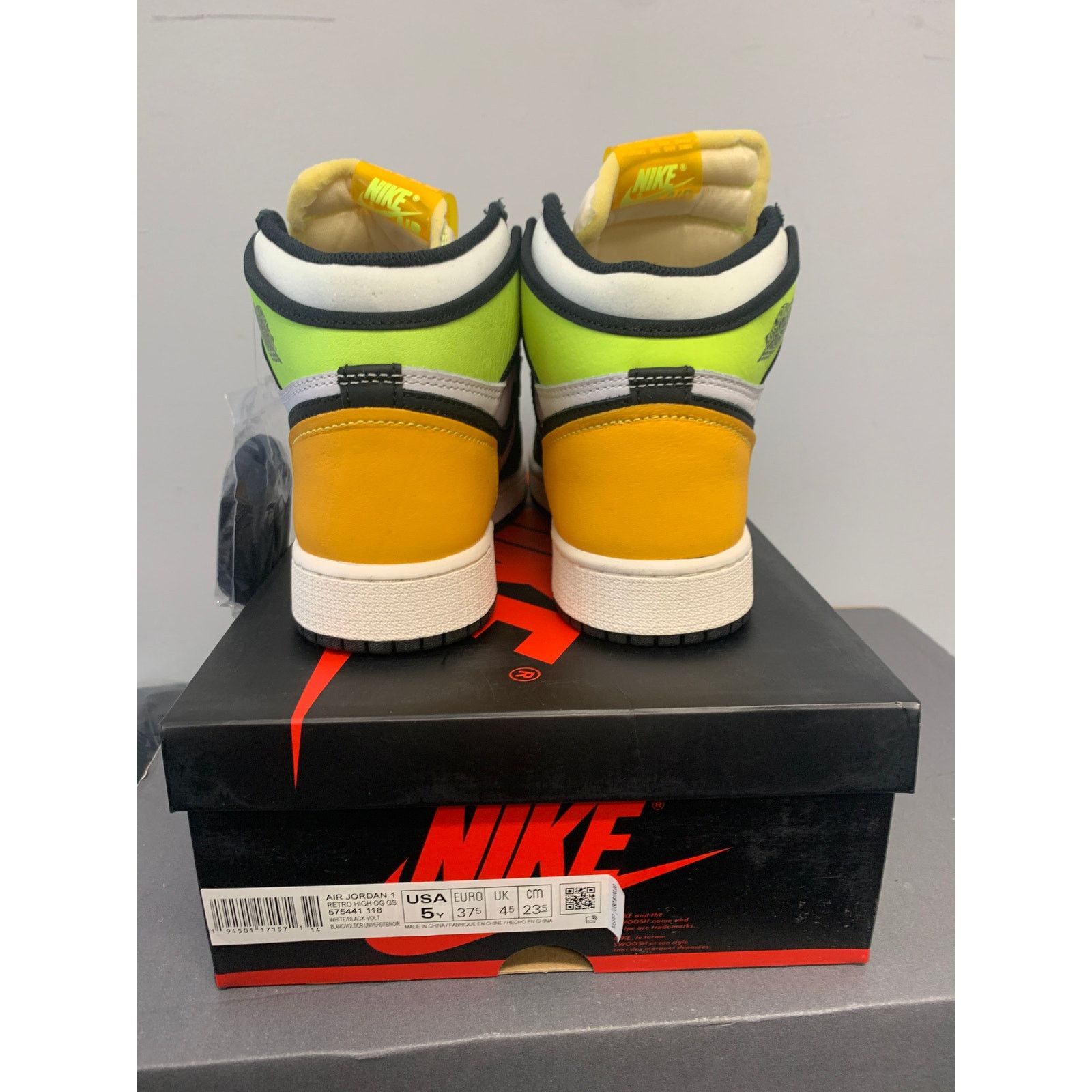 Nike Jordan 1 Retro High White Black Volt University Gold GS 5Y Size US 5 / EU 37 - 2 Thumbnail