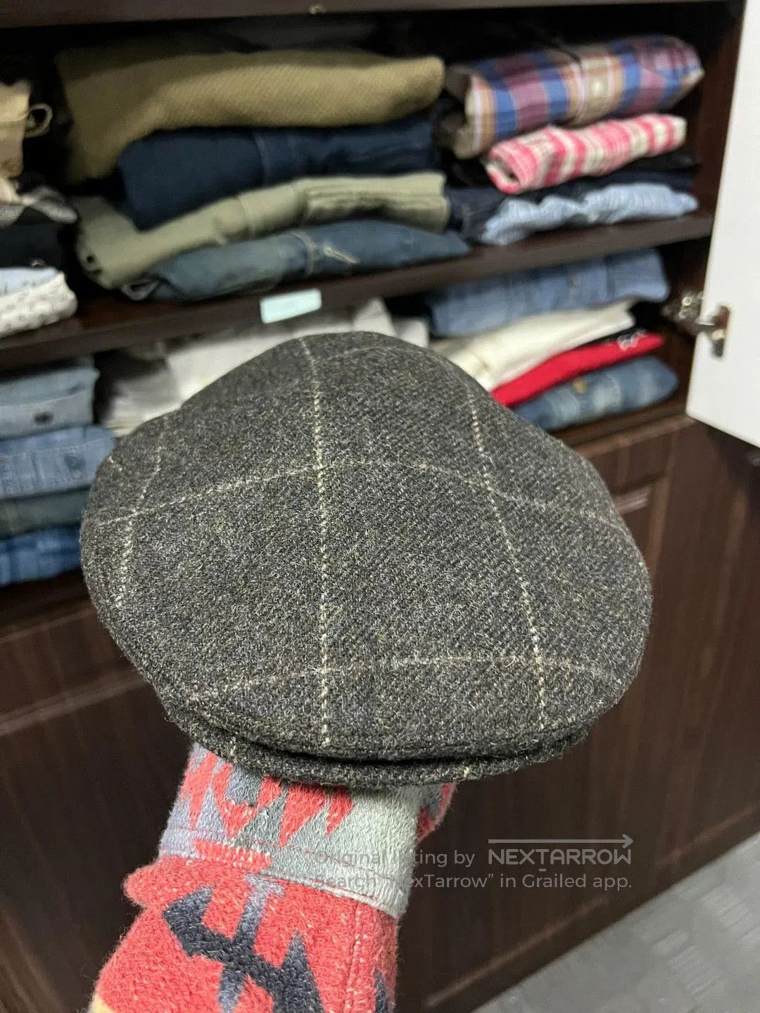 gray newsboy cap with plaid pattern.
