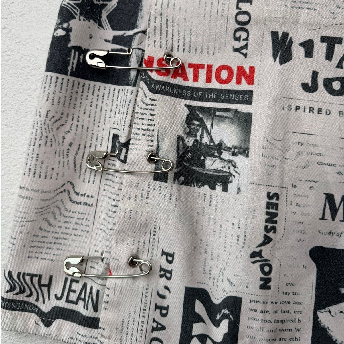 Other With Jéan Ivory Newspaper Print Safety Pin Mini Skirt Size 26" / US 2 / IT 38 - 3 Thumbnail