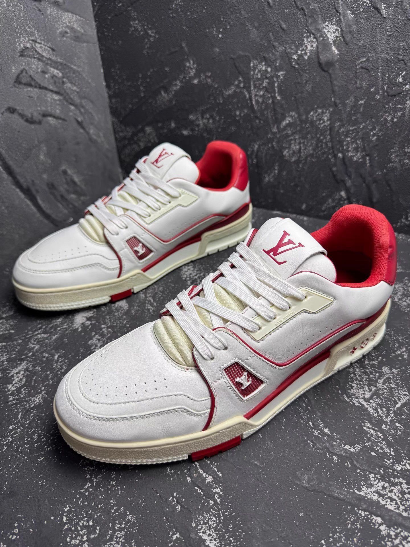 Louis Vuitton White Low-Top Sneakers with Red Accents Size US 9 / EU 42 - 1 Thumbnail