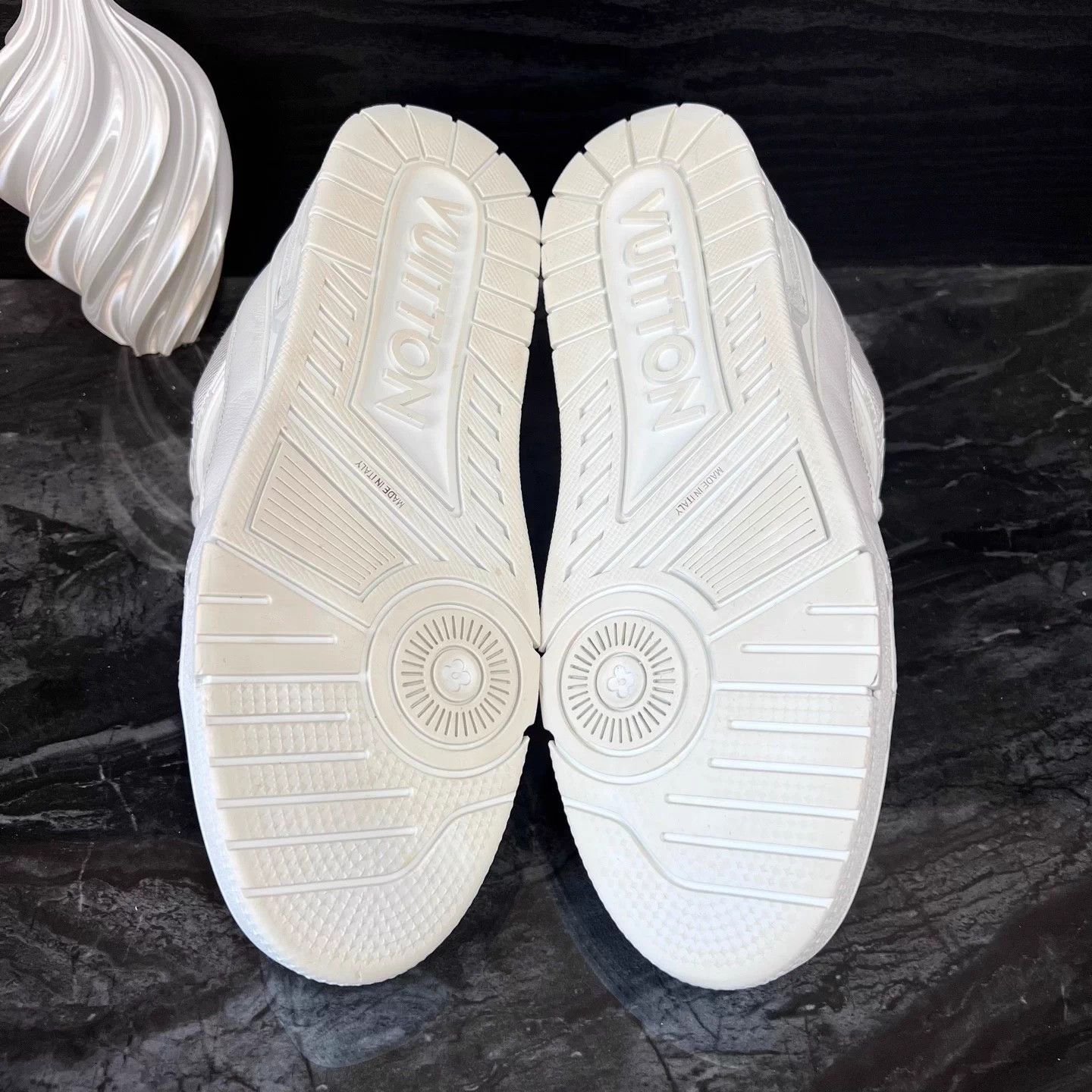 Adidas Trainer size 41 white subtle pattern 95% new