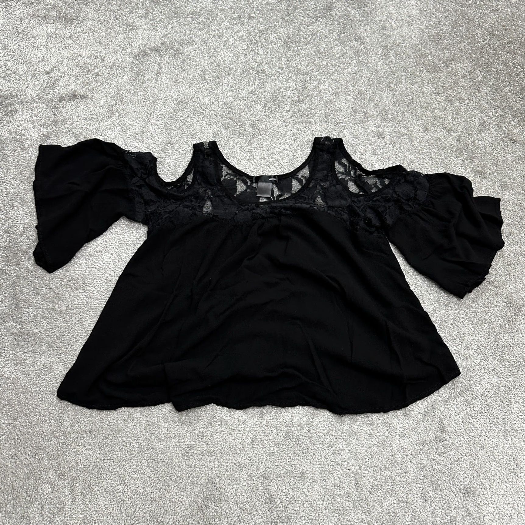 AQUA Aqua By Bloomingdale's Lace Cold Shoulder Cropped Top Womens M Black Cropped Top Short Sleeve Beach Modern Womens Size M Lace Size M / US 6-8 / IT 42-44 - 2 Thumbnail