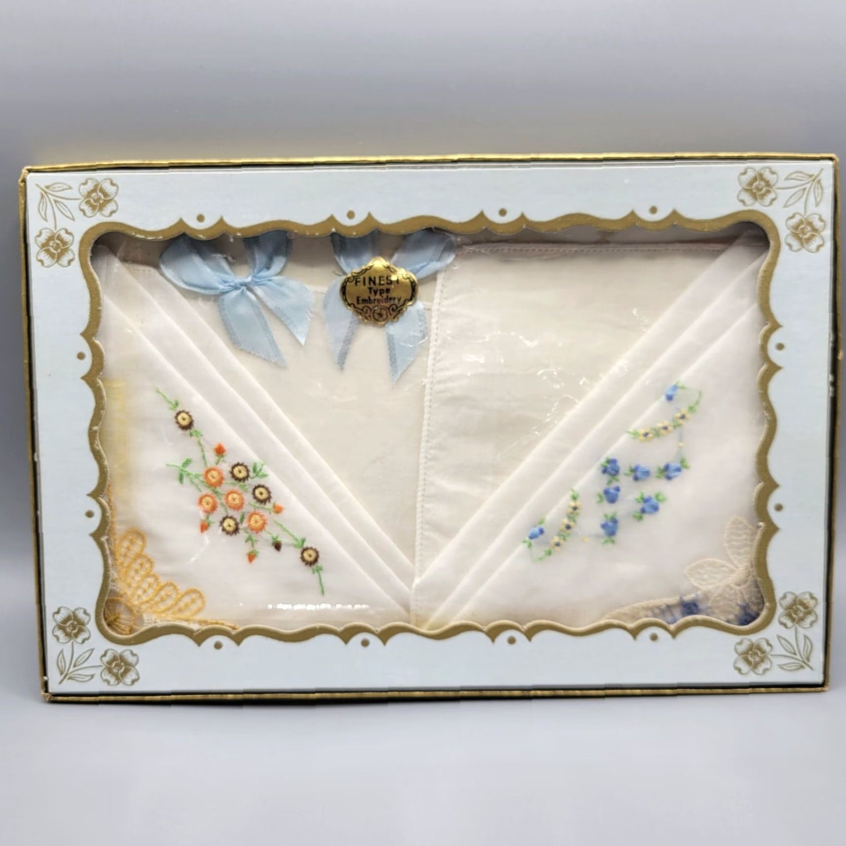 Vintage VINTAGE Handkerchiefs Embroidered Set of 2 in Decorative Box White Floral Never Used Ladies Mens Girls Boys Complex? Size ONE SIZE - 2 Thumbnail