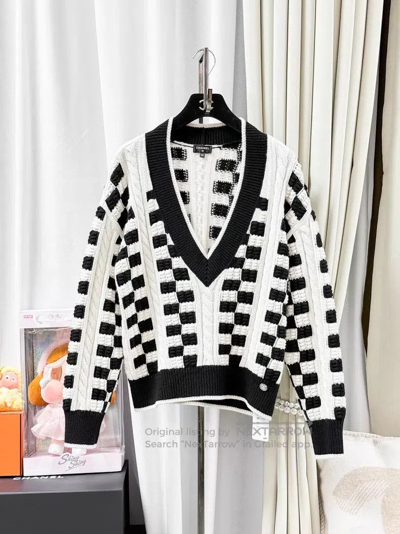 Chanel Chanel V-neck mosaic racing chess pattern pullover cashmer Size XS / US 0-2 / IT 36-38 - 1 Thumbnail