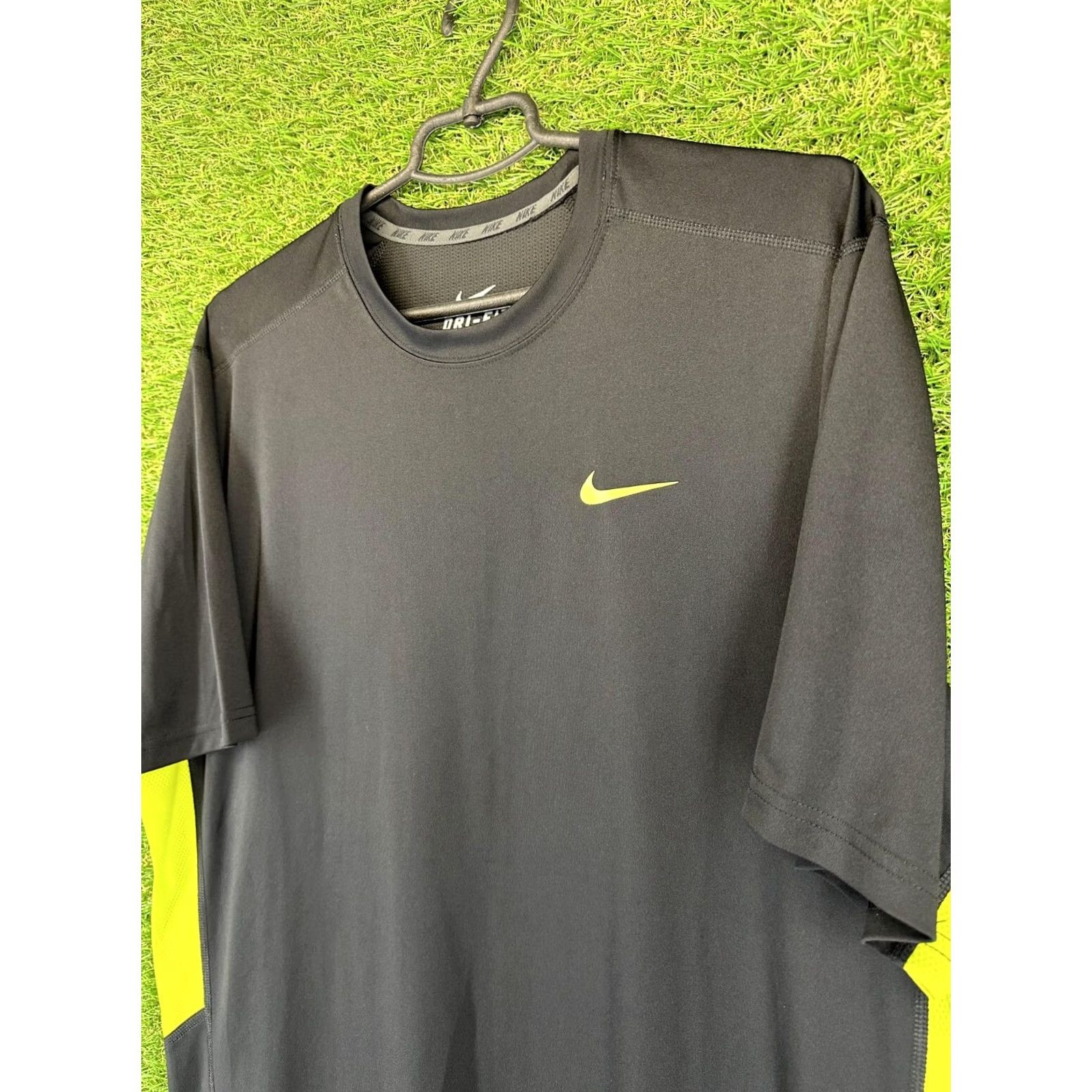 Nike NIKE TRAINING SHIRT MENS XL T-SHIRT RUNNING 100% POLYESTER BLACK GREEN Slim Fit Short Sleeve Sports Jersey Size US XL / EU 56 / 4 - 2 Thumbnail