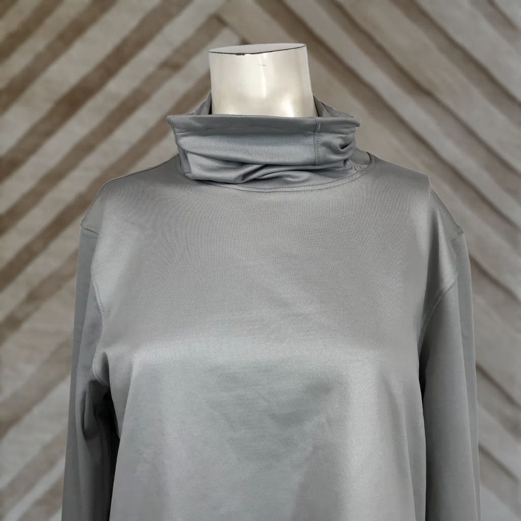 Under Armour UNDER ARMOUR Shirt Womens XL Gray Long Sleeve Turtle Neck Running Size XL / US 12-14 / IT 48-50 - 1 Thumbnail