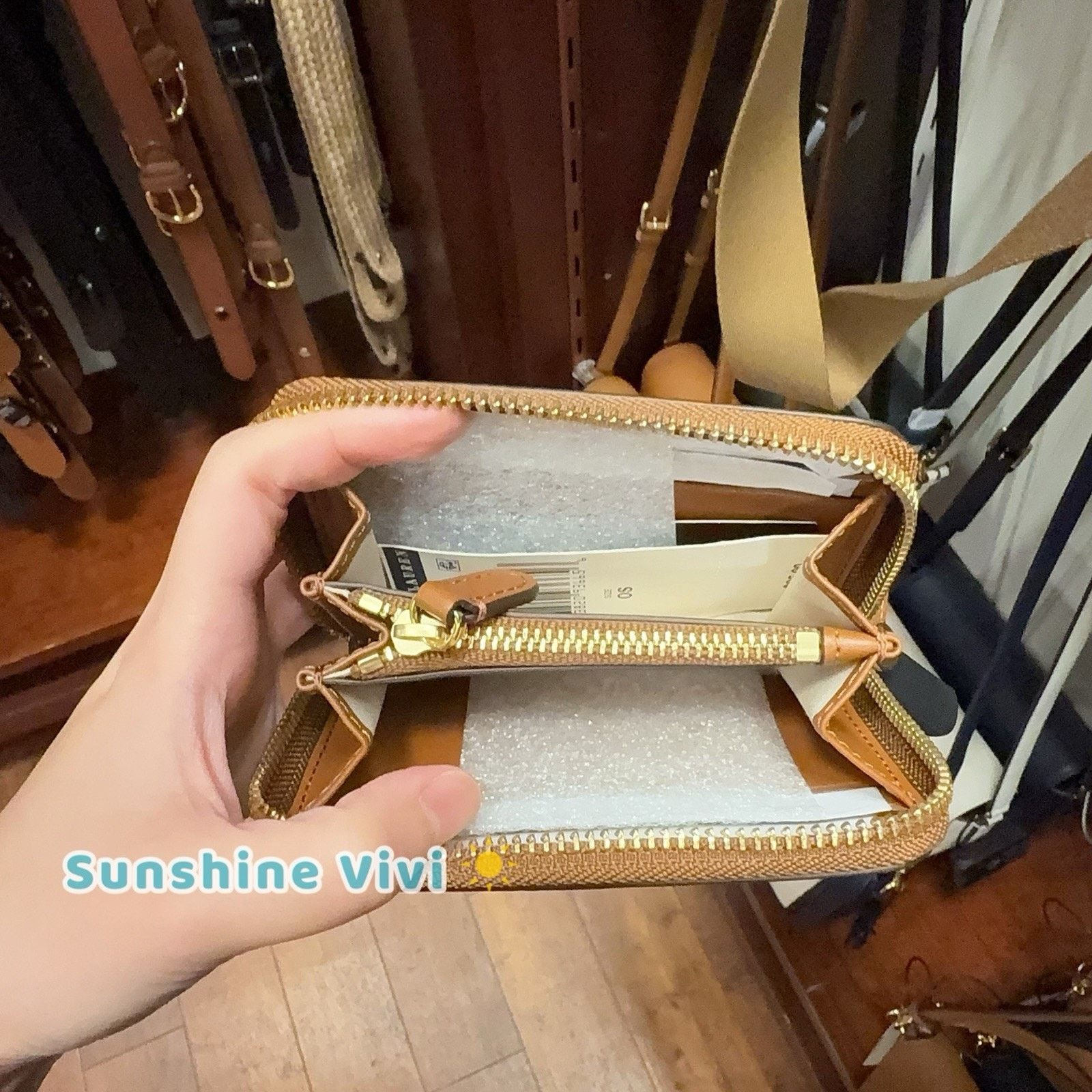 Ralph Lauren NWT RALPH LAUREN Logo Pebbled Leather Zip Wallet Lauren Tan Size ONE SIZE - 3 Thumbnail