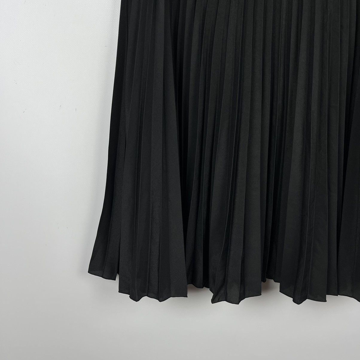 Burberry Ladies Burberry pleated midi skirt Size 28" / US 6 / IT 42 - 4 Thumbnail