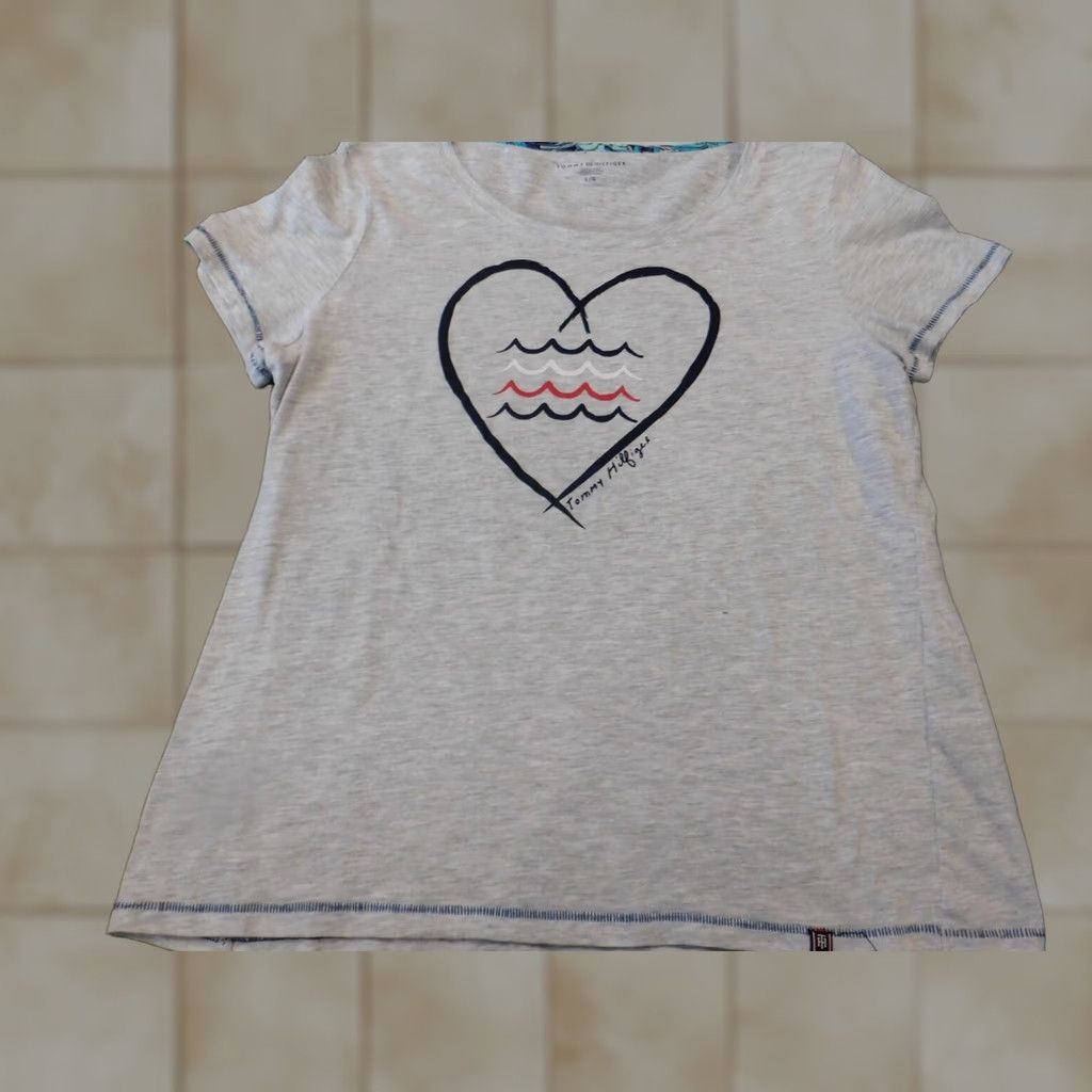 Tommy Hilfiger Tommy Hilfiger Womens Blouse L Gray Heart Graphic Crew Neck Short Sleeve Cotton Classic Size L / US 10 / IT 46 - 1 Thumbnail