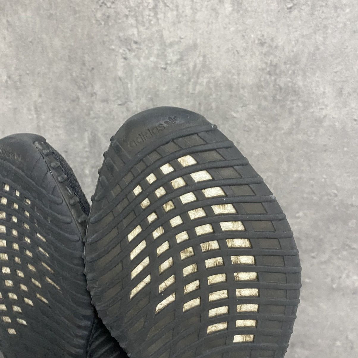 Adidas × Kanye West Adidas Yeezy Boost 350 V2 Onyx Size US 10 / EU 43 - 10 Thumbnail