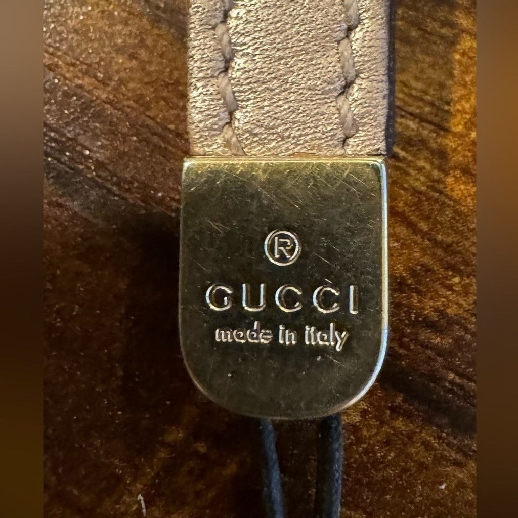 Gucci Gucci Cellphone Charm Metallic Gold Leather EUC Size ONE SIZE - 4 Thumbnail