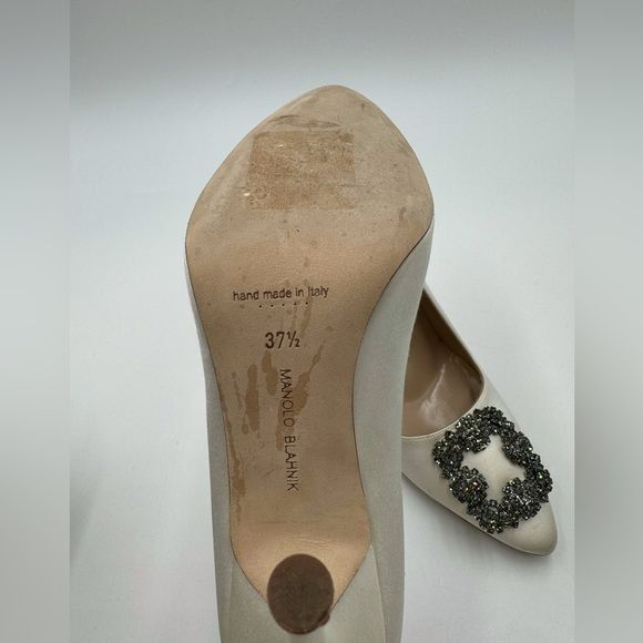 MANOLO BLAHNIK Hangisi 70MM Crystal Buckle Satin Pumps