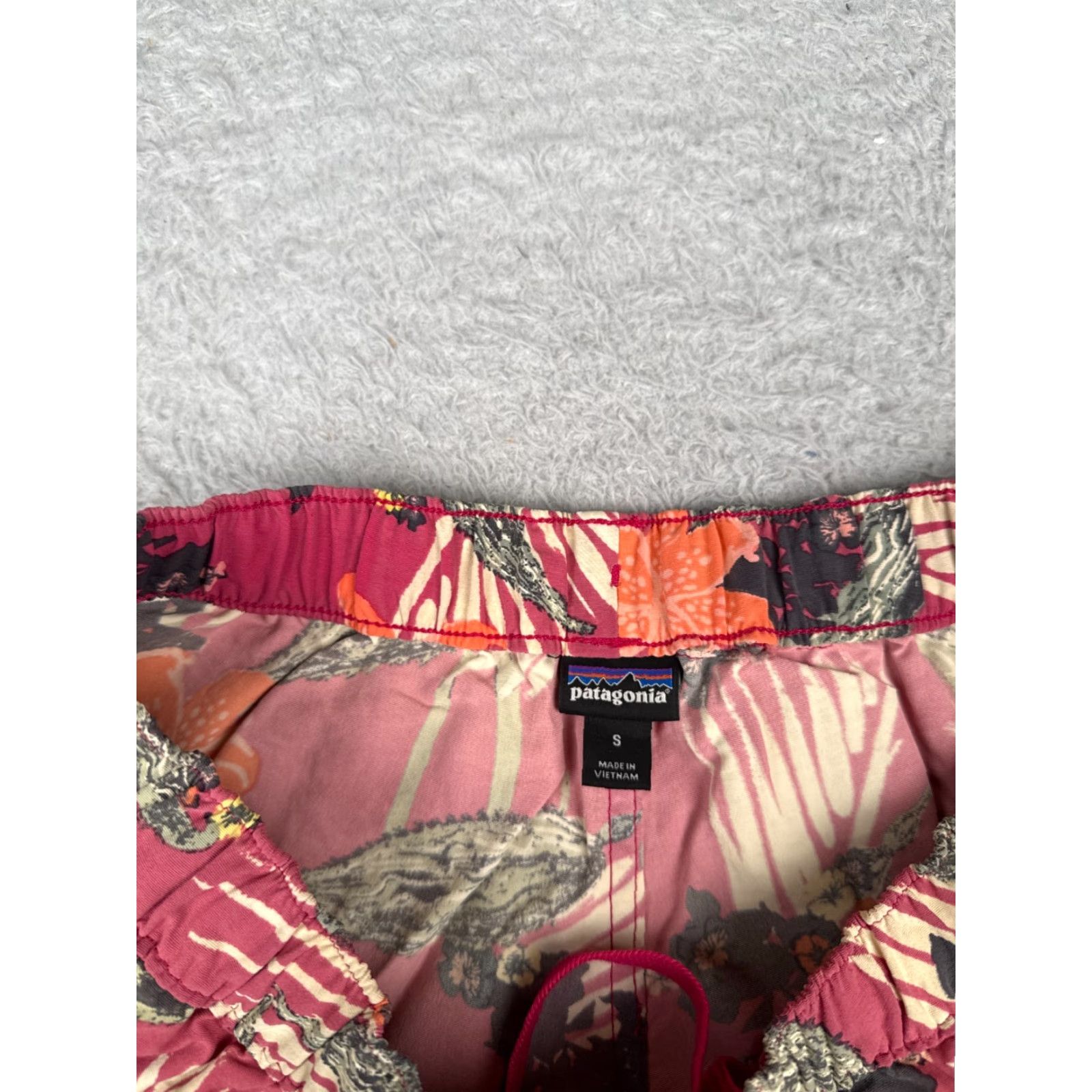 Patagonia Patagonia Shorts Women Small Red Floral Baggies Nylon Gym Run Workout Casual 2.5 Size 28" / US 6 / IT 42 - 6 Thumbnail