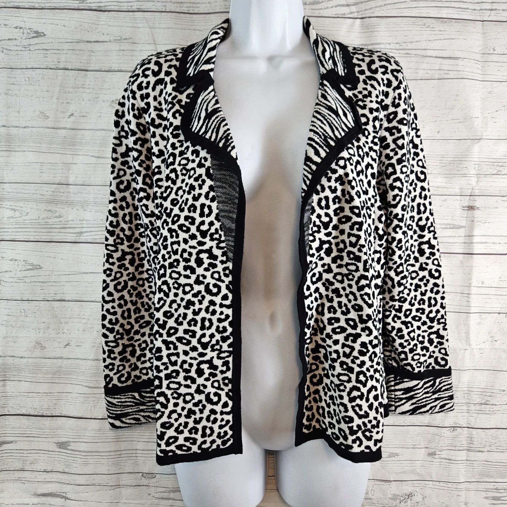 Vintage Chico's Womens Sweater Jacket Size M Black White Animal Print Long Sleeve Cardigan Size M / US 6-8 / IT 42-44 - 2 Thumbnail