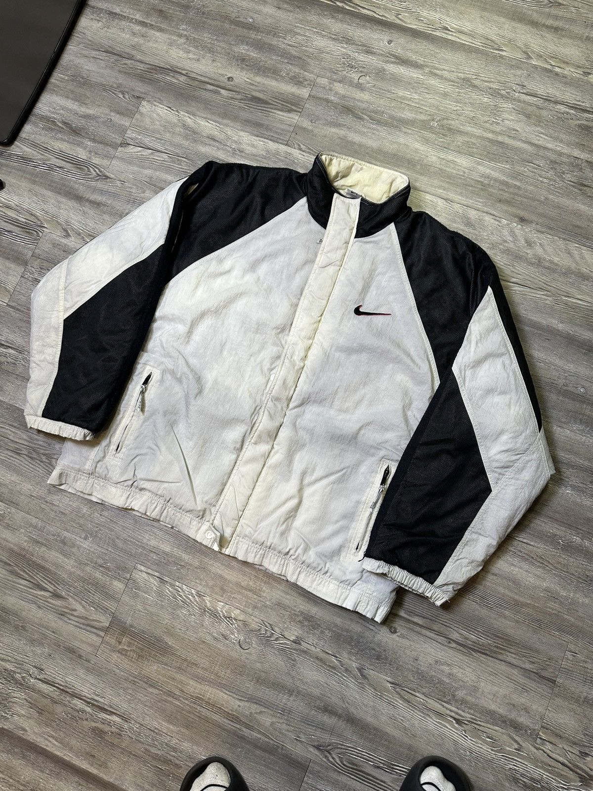 Nike 90’s black and white Nike puffer jacket with single swoosh Size US XL / EU 56 / 4 - 3 Thumbnail