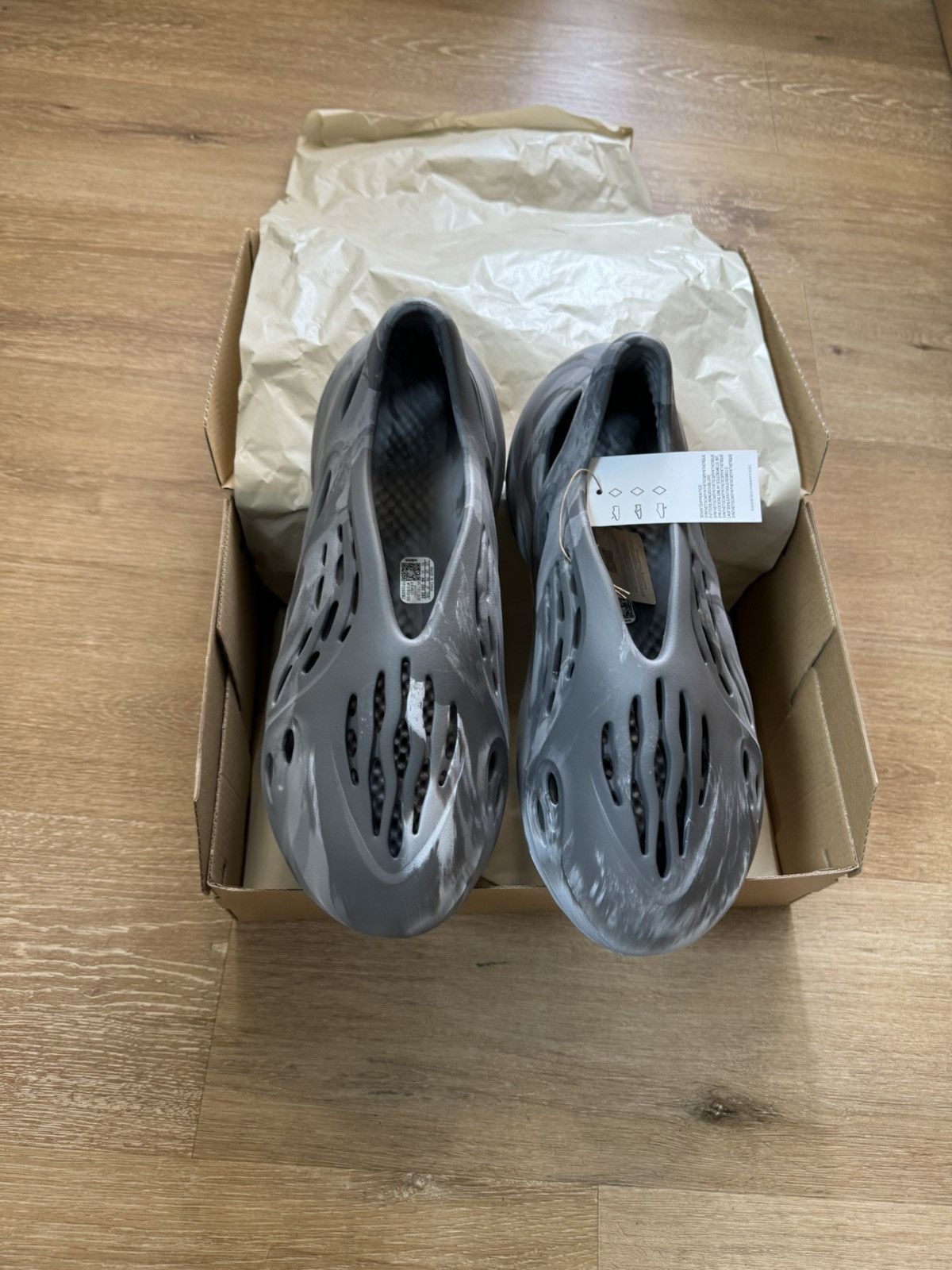 YZY FOAM RNR in MX Granite - 11 US Men's Article No.: IE4931