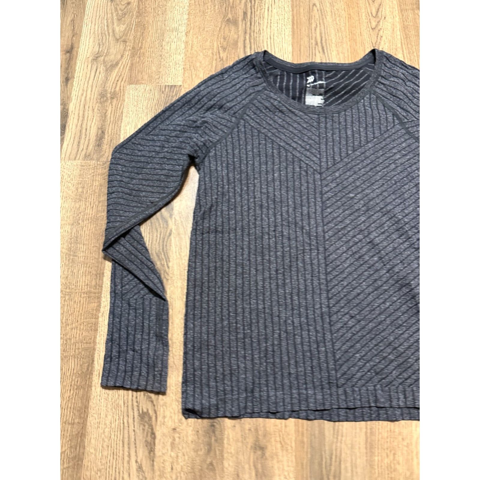 Vintage All in Motion Shirt Womens Medium Gray Black Stripe Long Sleeve Athletic Wear Size M / US 6-8 / IT 42-44 - 3 Thumbnail