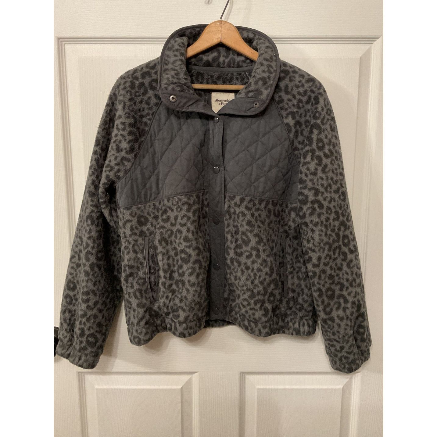 Abercrombie & Fitch Abercrombie&Fitch Gray Quilted Leopard Snap Button Fleece, M Size M / US 6-8 / IT 42-44 - 3 Thumbnail