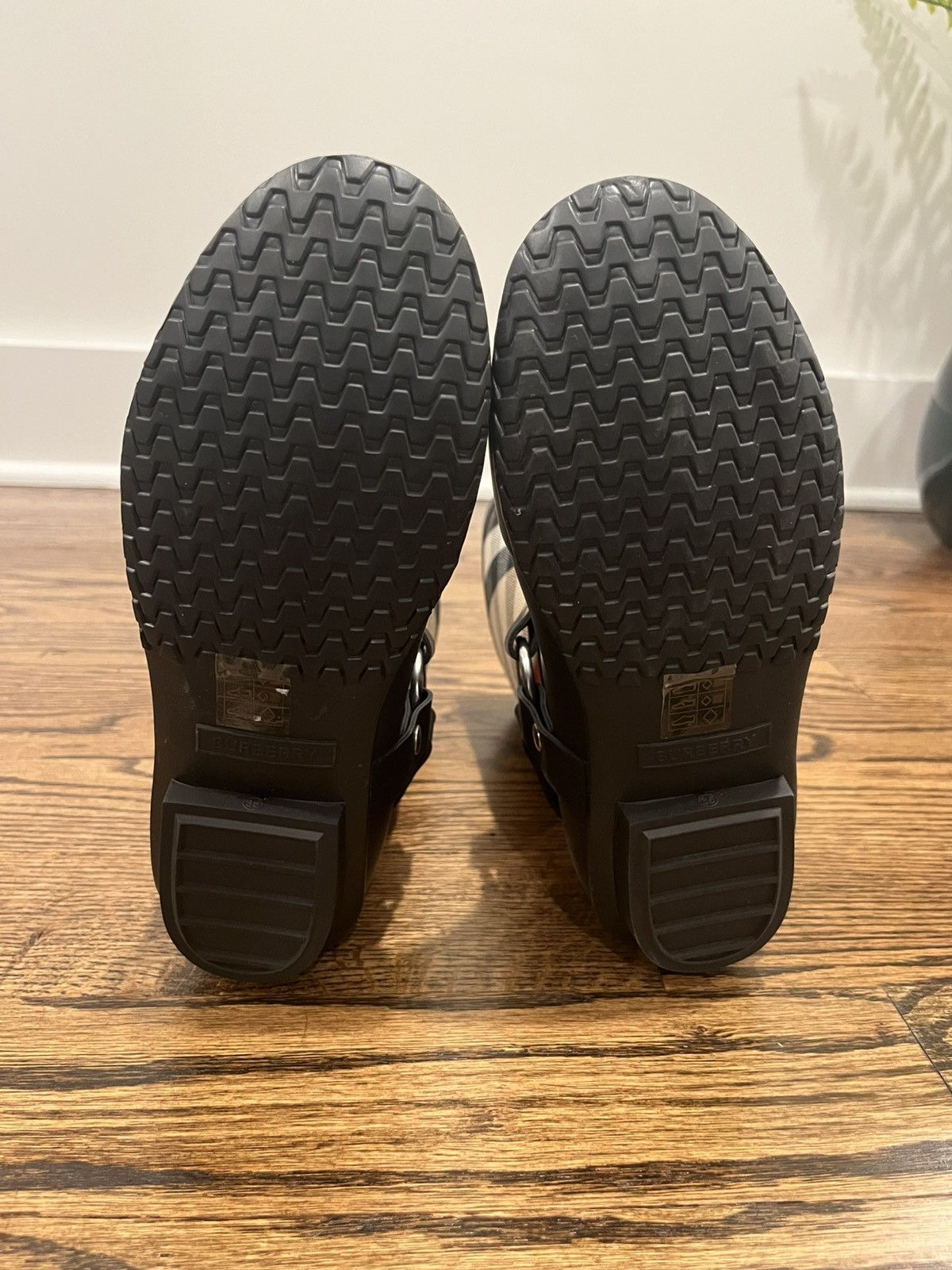 Burberry Burberry Strap Detail House Check Rubber Rain Boots Size US 5 / IT 35 - 11 Thumbnail