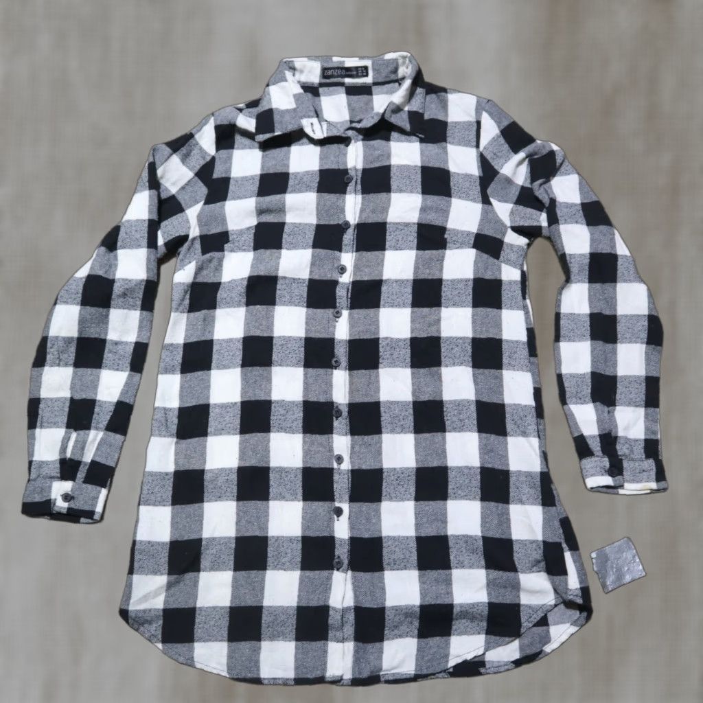Vintage Zanzea Womens Shirt Adult 6 Black & Gray Plaid Long Sleeve Collared Button Down Size M / US 6-8 / IT 42-44 - 1 Thumbnail