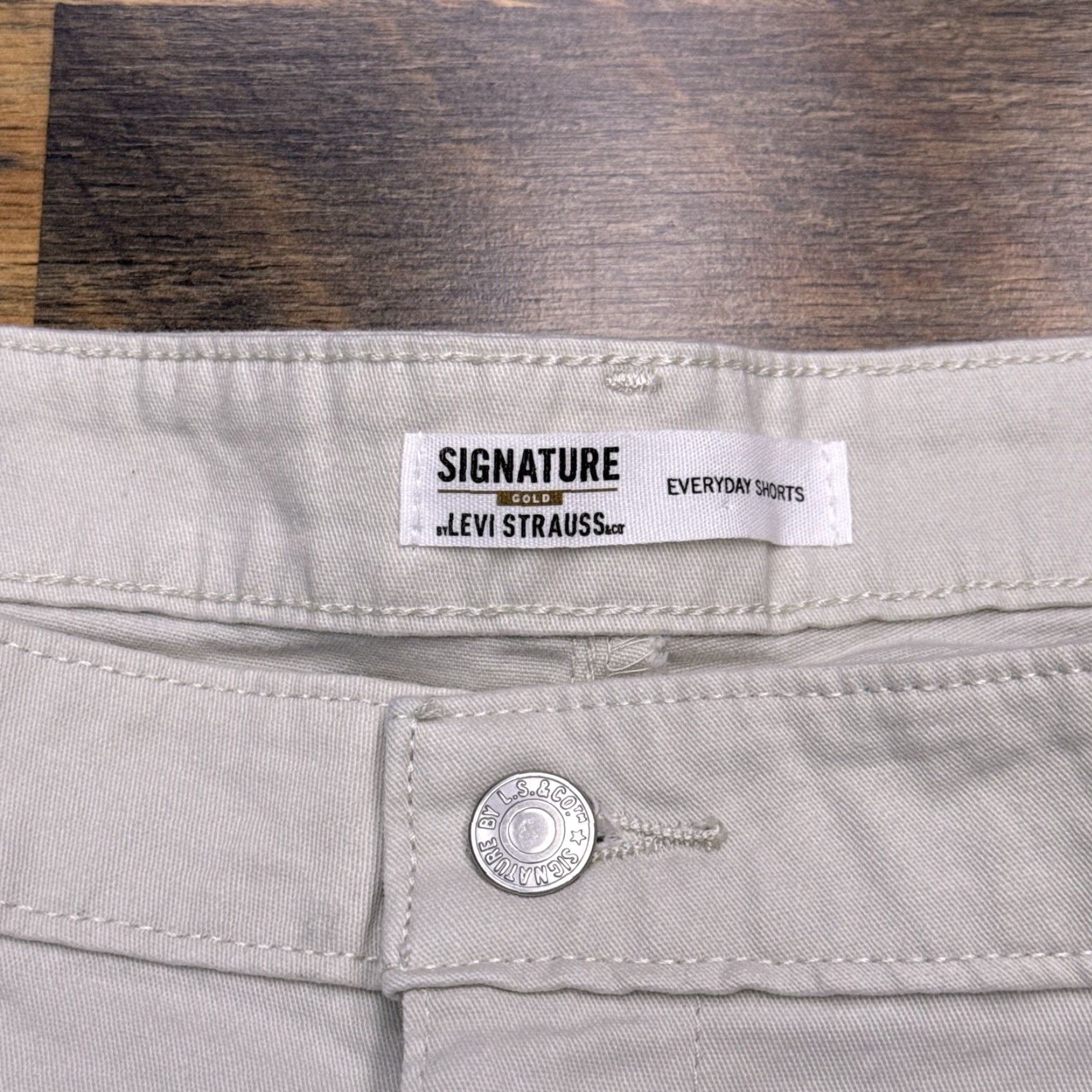 Vintage Levis Signature by Levi Strauss & Co. Signature Gold Everyday Shorts Beige 16 Relaxed High Rise 4.5in Inseam Women NWT Size 38" / US 16 / IT 52 - 4 Thumbnail