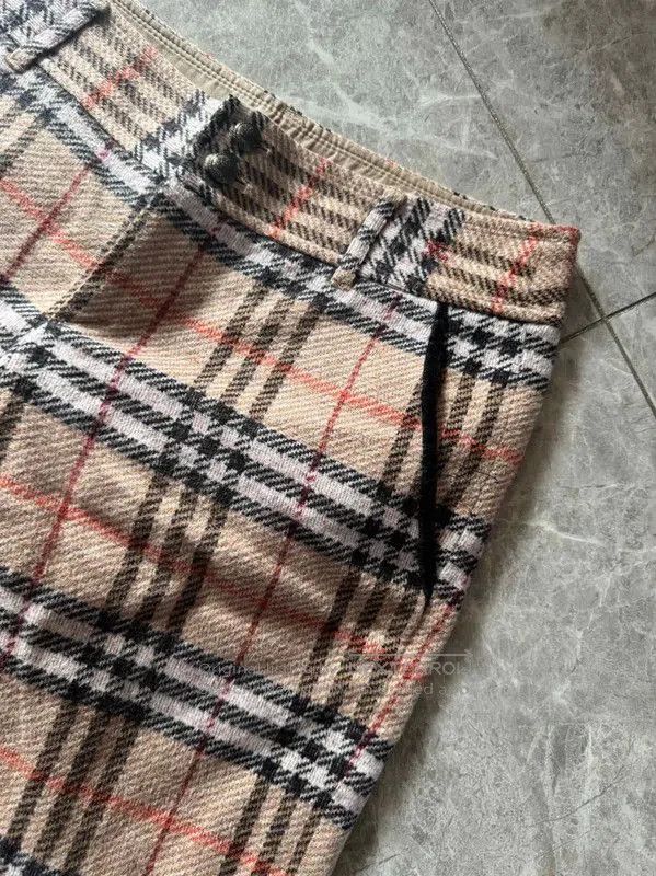 Burberry Burberry Women's Khaki Wool Blend Shorts. Size 23" - 2 Thumbnail