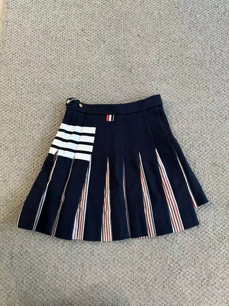 Thom Browne Thom Browne Dark blue four-striped gold buckle pleated skir Size 26" / US 2 / IT 38 - 2 Thumbnail