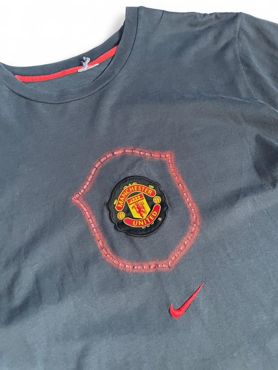 Nike 💫🌹00S NIKE CENTER SWOOSH MANCHESTER UNITED T SHIRT VINTAGE Size US L / EU 52-54 / 3 - 4 Thumbnail