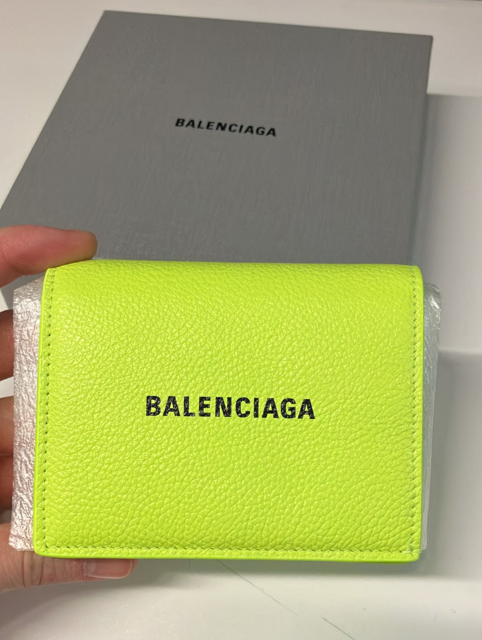 o1mt1gz0125 Size: OS / Cash Bifolded Wallet in Fluo Yellow