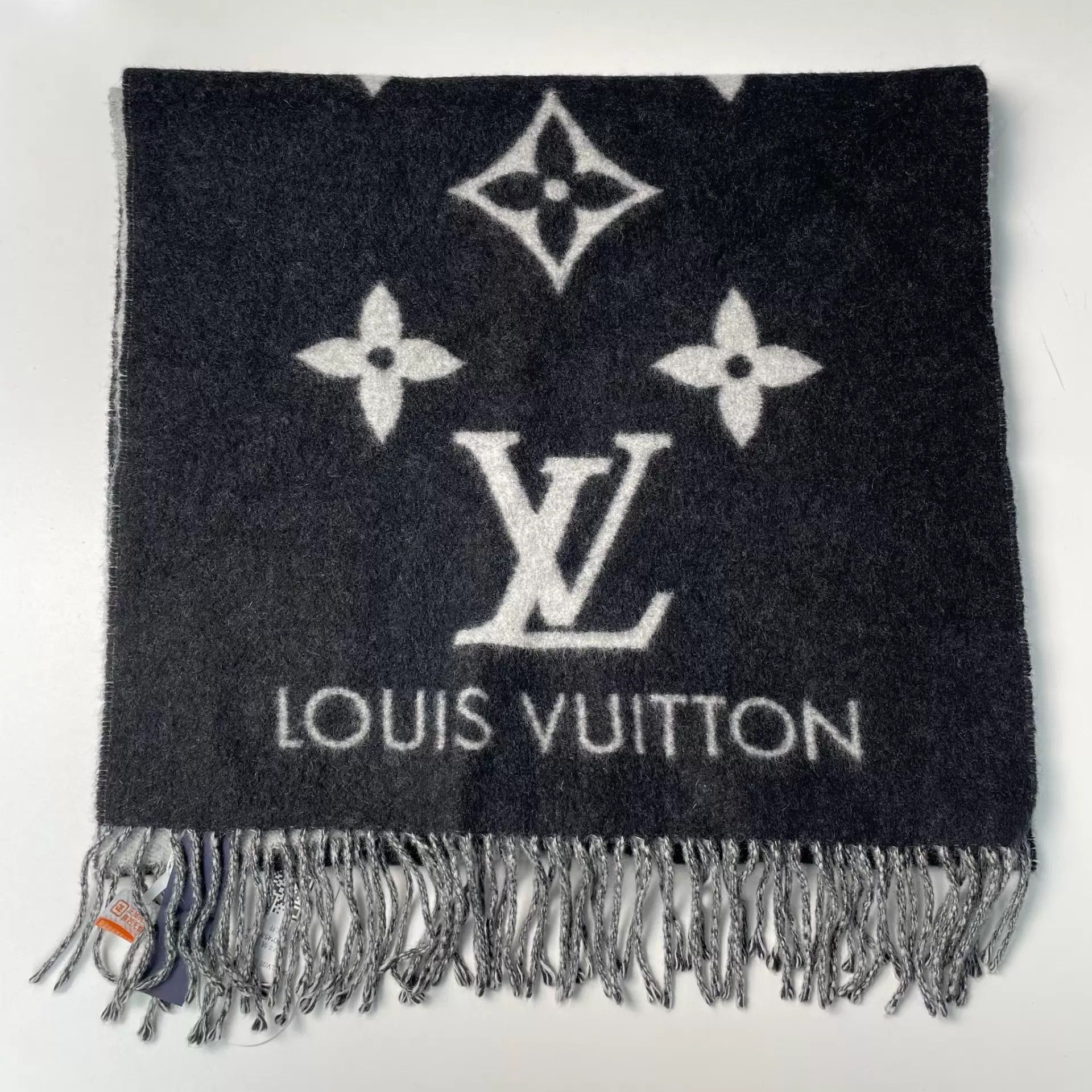 Louis Vuitton LV Cashmere Big Logo Scarf Black/White/Grey Size ONE SIZE - 1 Thumbnail