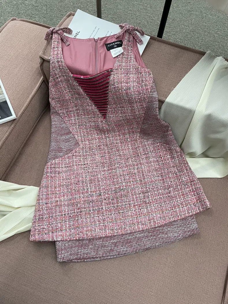 Chanel Chanel Pink tweed sequin stitching dress Size XS / US 0-2 / IT 36-38 - 1 Thumbnail