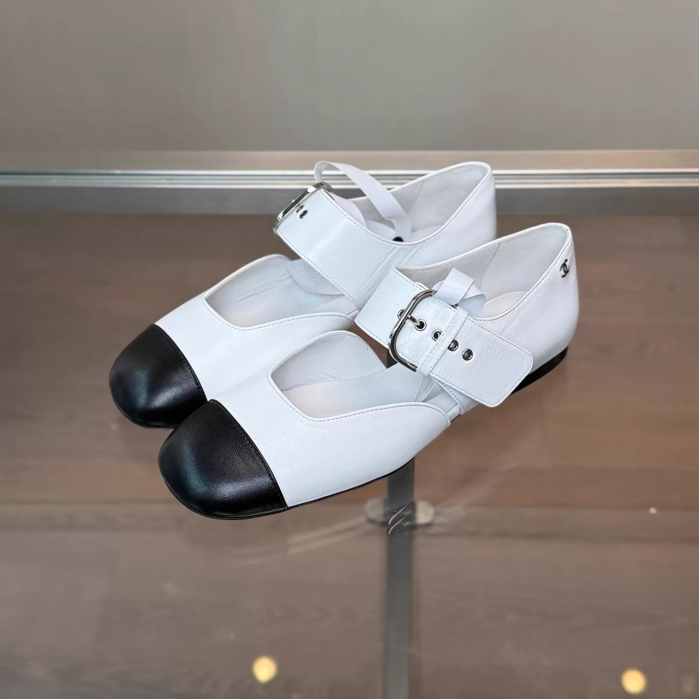 Chanel CHANEL 26P Black & White Color Block Mary Jane Shoes EU37.5 Size US 7 / IT 37 - 1 Thumbnail