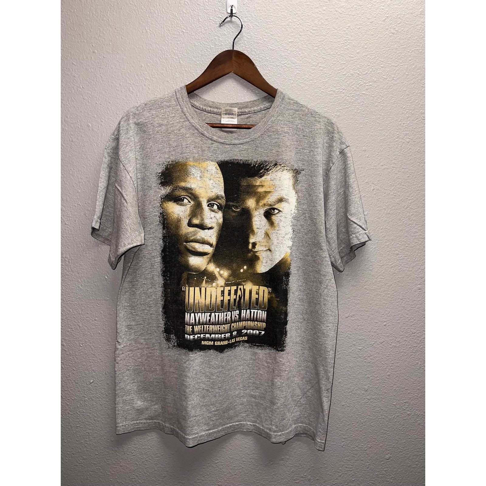 Gildan Vintage Floyd Mayweather Shirt Undefeated Vs Hatton Tee L Size US L / EU 52-54 / 3 - 1 Thumbnail