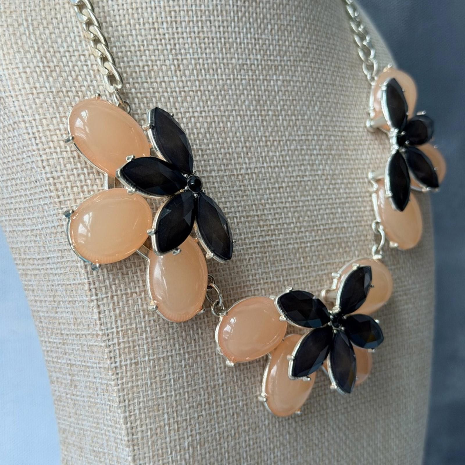 Other VTG New York & Co Black Tan Floral Statement Bib Necklace Size ONE SIZE - 2 Thumbnail